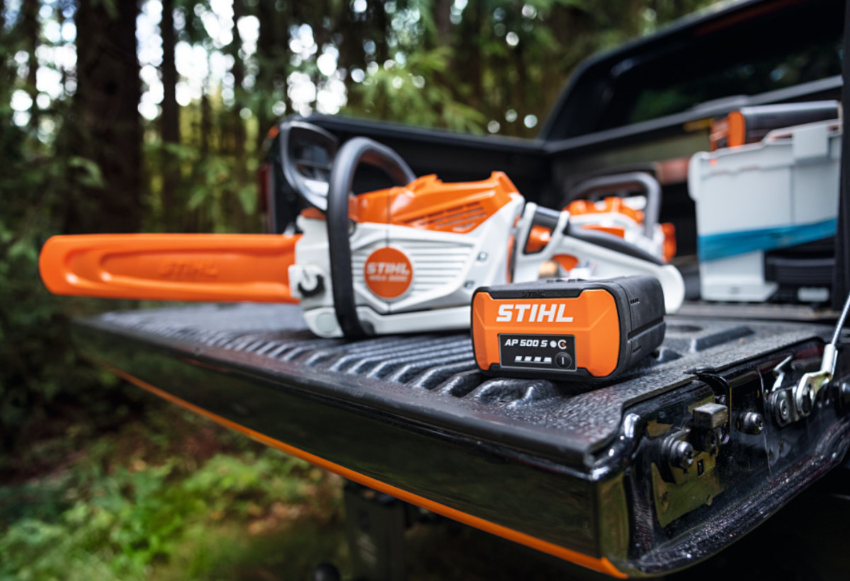 Απεικονίζεται η μπαταρία συνδεδεμένη σε εργαλείο πάνω στην καρότσα ημιφορτηγού.